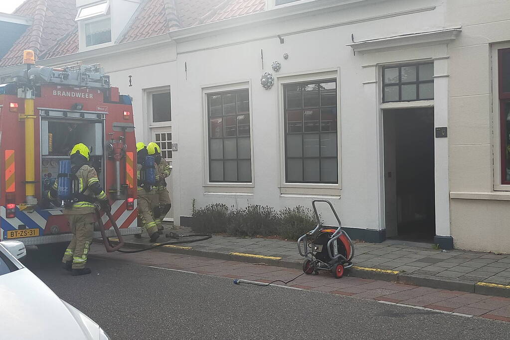Bewoners starten blussing bij keukenbrand