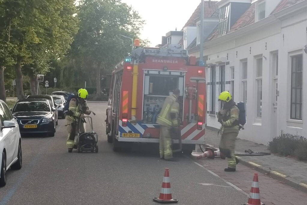 Bewoners starten blussing bij keukenbrand