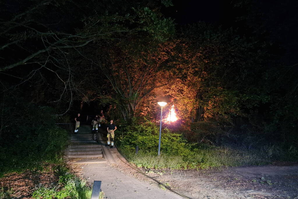 Hooibalen vliegen in brand