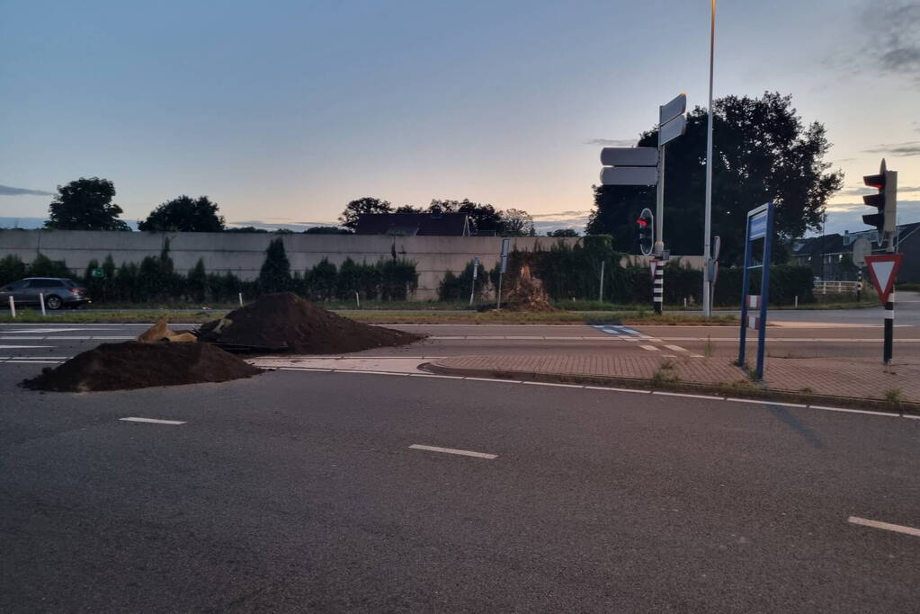Boeren blokkeren oprit en afritten van snelweg met grond