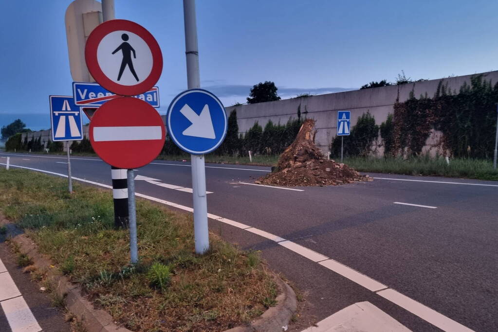 Boeren blokkeren oprit en afritten van snelweg met grond