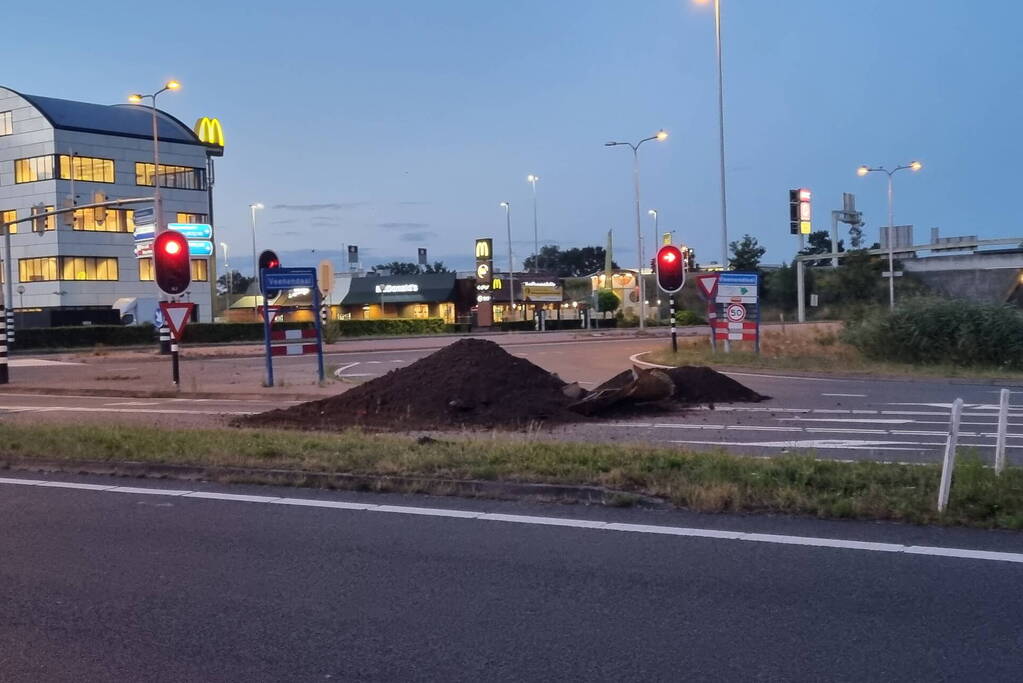 Boeren blokkeren oprit en afritten van snelweg met grond