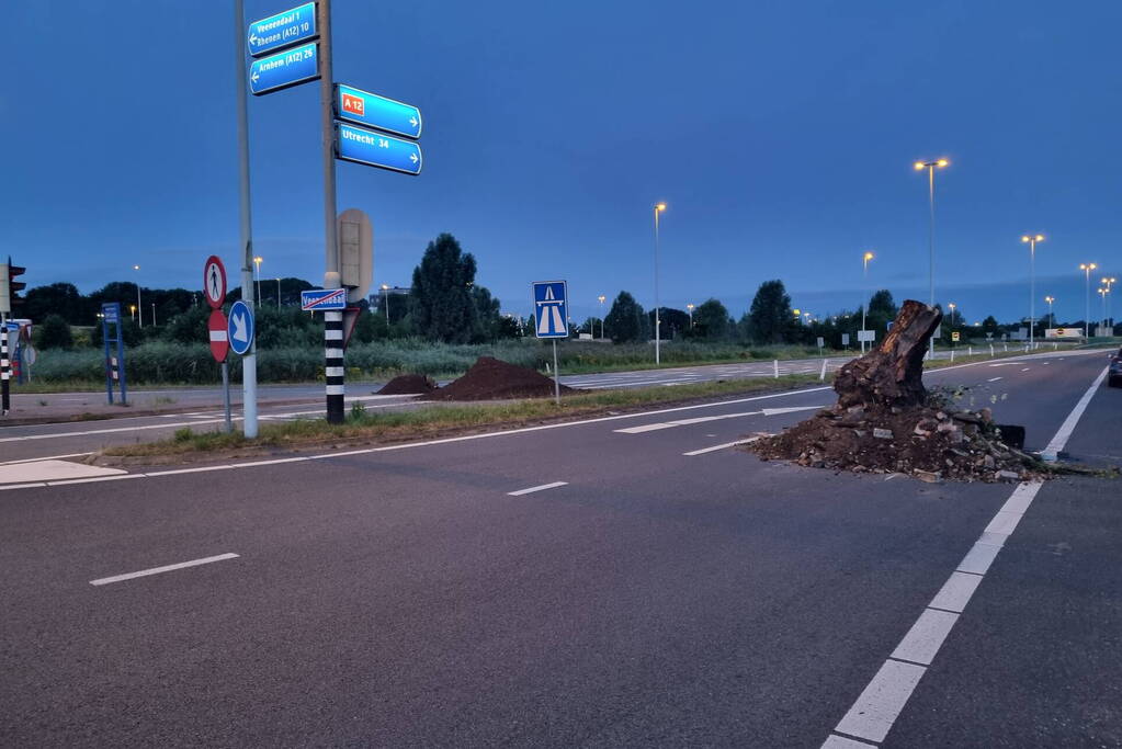 Boeren blokkeren oprit en afritten van snelweg met grond