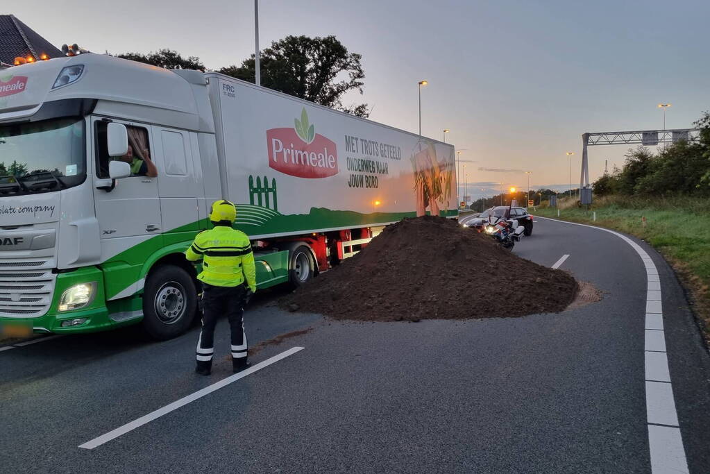 Lange files door dumping op snelwegen