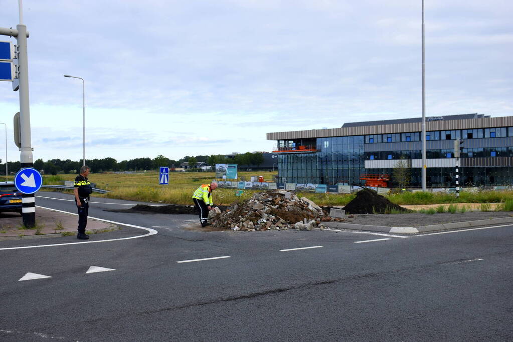 Boeren blokkeren oprit en afritten van snelweg met grond en puin