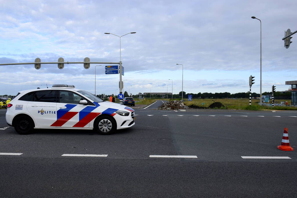 Boeren blokkeren oprit en afritten van snelweg met grond en puin