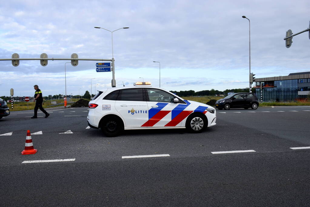 Boeren blokkeren oprit en afritten van snelweg met grond en puin