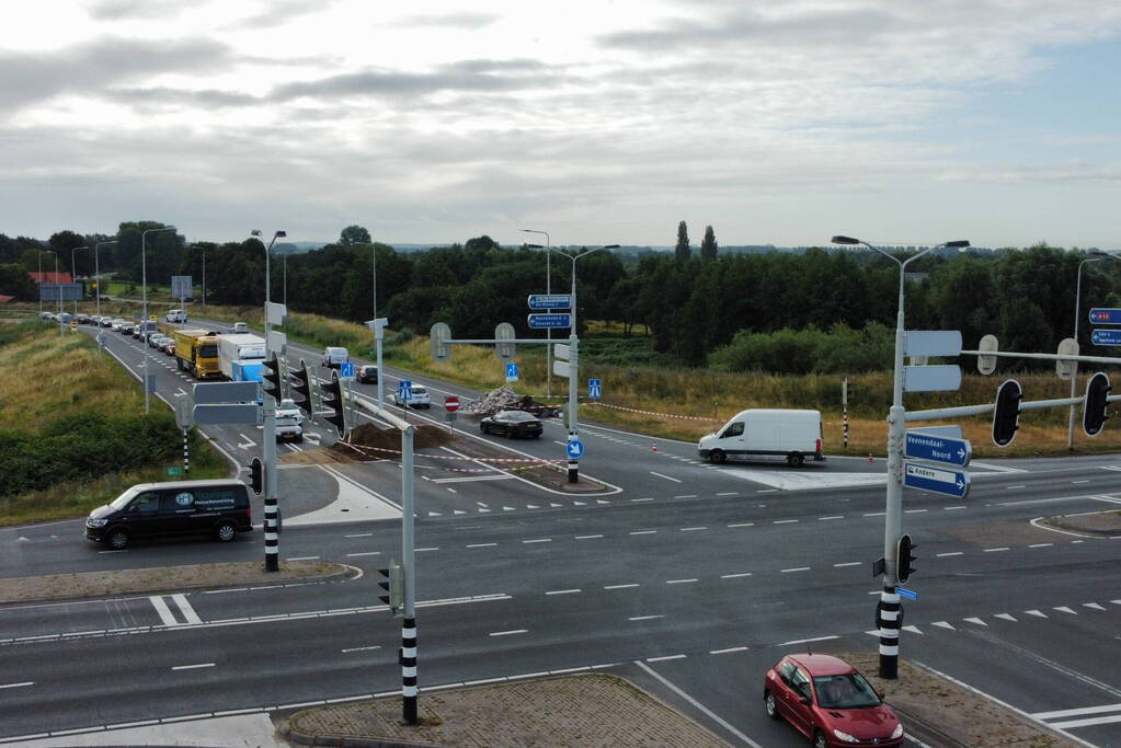 Boeren blokkeren oprit en afritten van snelweg met grond en puin
