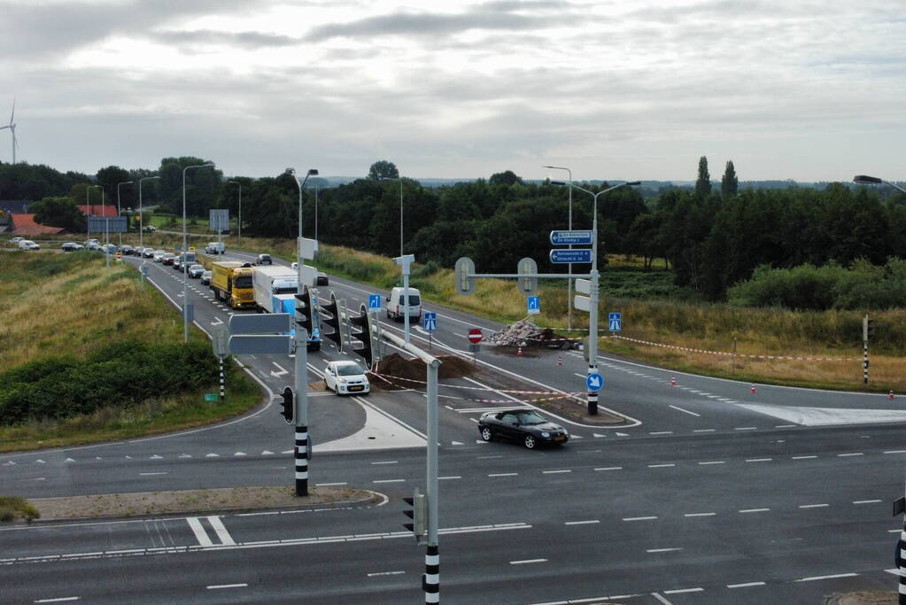 Boeren blokkeren oprit en afritten van snelweg met grond en puin