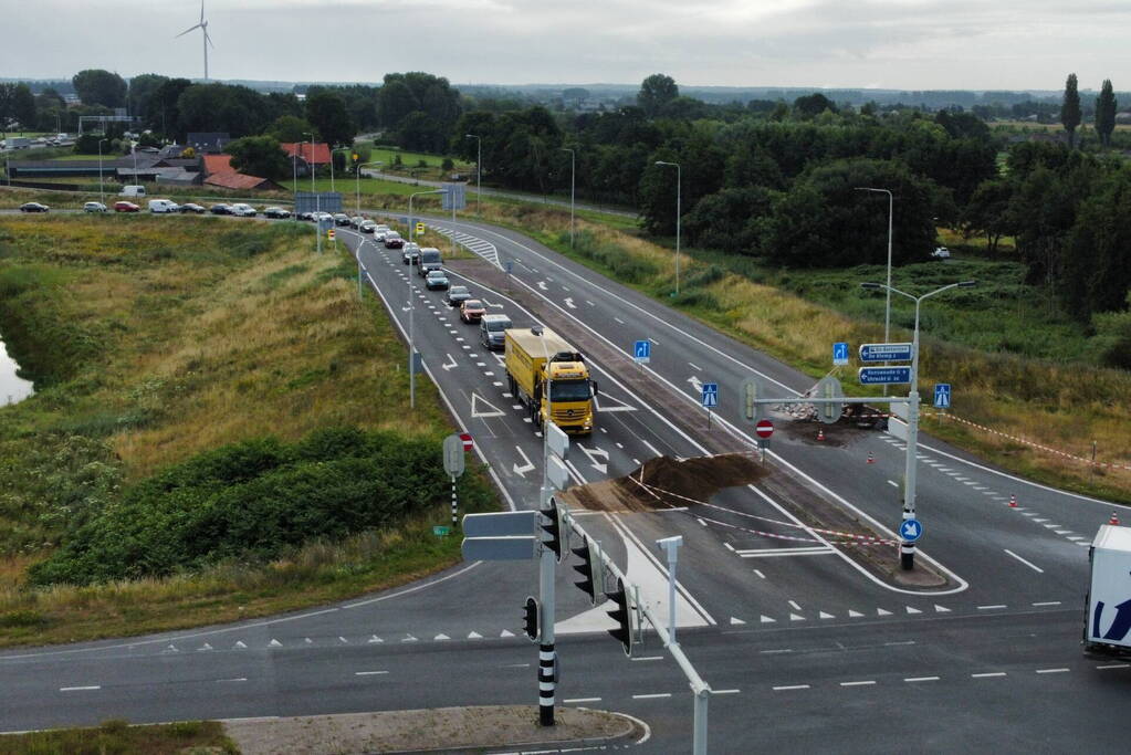 Boeren blokkeren oprit en afritten van snelweg met grond en puin