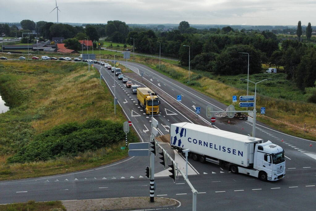 Boeren blokkeren oprit en afritten van snelweg met grond en puin