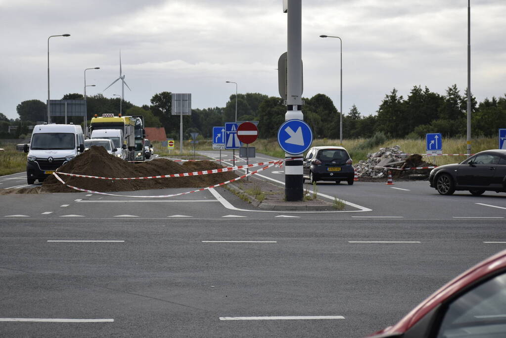 Boeren blokkeren oprit en afritten van snelweg met grond en puin