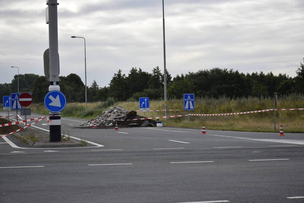 Boeren blokkeren oprit en afritten van snelweg met grond en puin