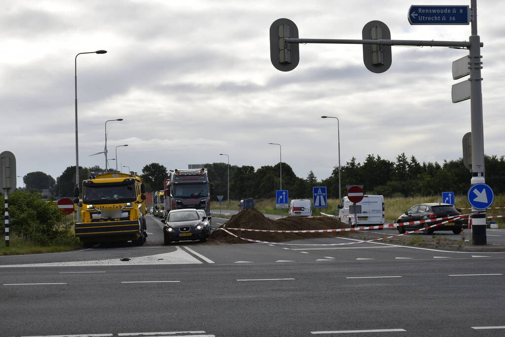 Boeren blokkeren oprit en afritten van snelweg met grond en puin