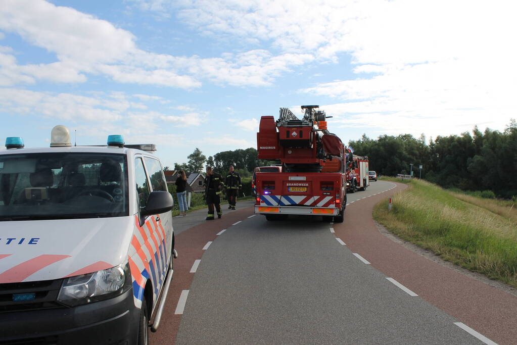 Overdekte zithoek naast woning vat vlam
