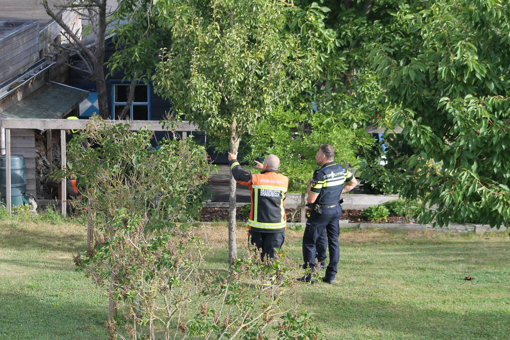 Overdekte zithoek naast woning vat vlam