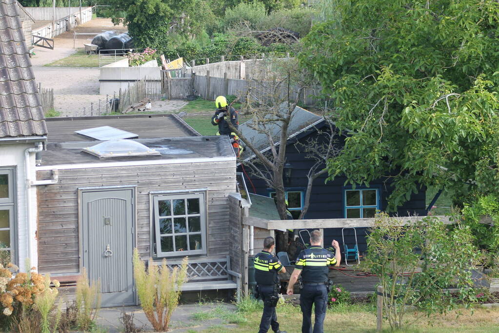 Overdekte zithoek naast woning vat vlam
