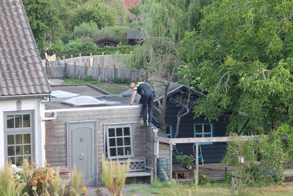 Overdekte zithoek naast woning vat vlam