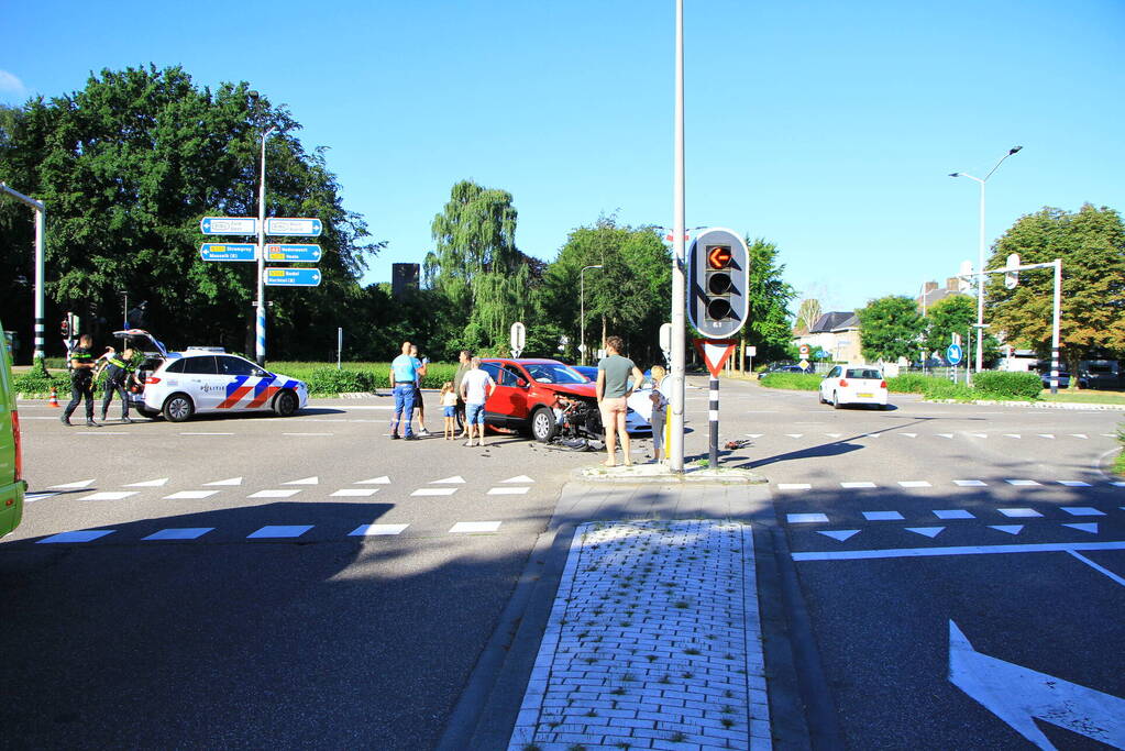 Flinke schade na botsing op kruispunt