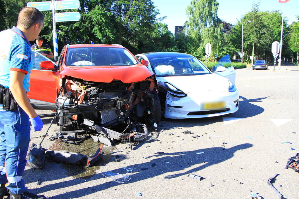 Flinke schade na botsing op kruispunt