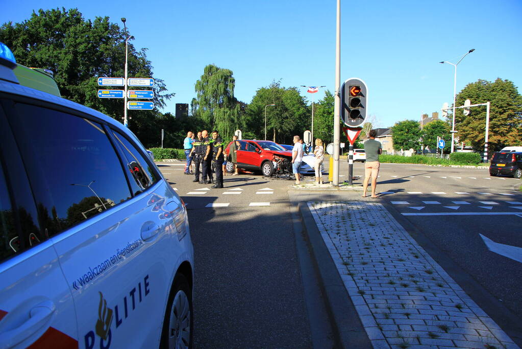 Flinke schade na botsing op kruispunt