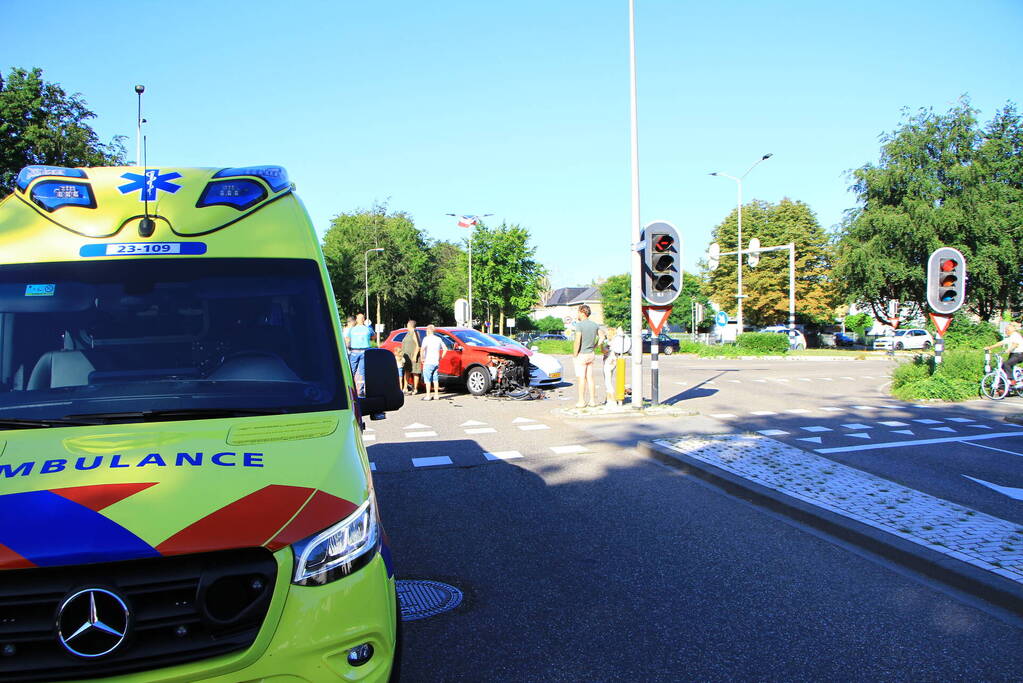 Flinke schade na botsing op kruispunt