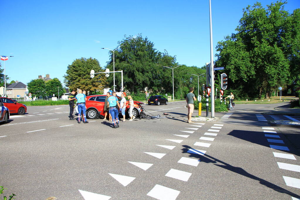 Flinke schade na botsing op kruispunt