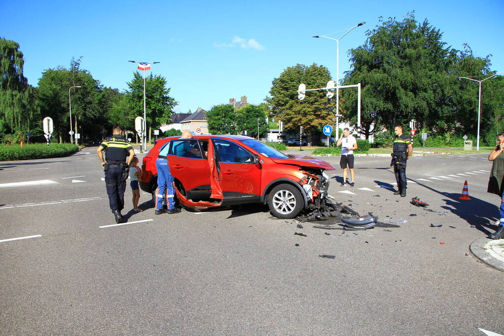 Flinke schade na botsing op kruispunt
