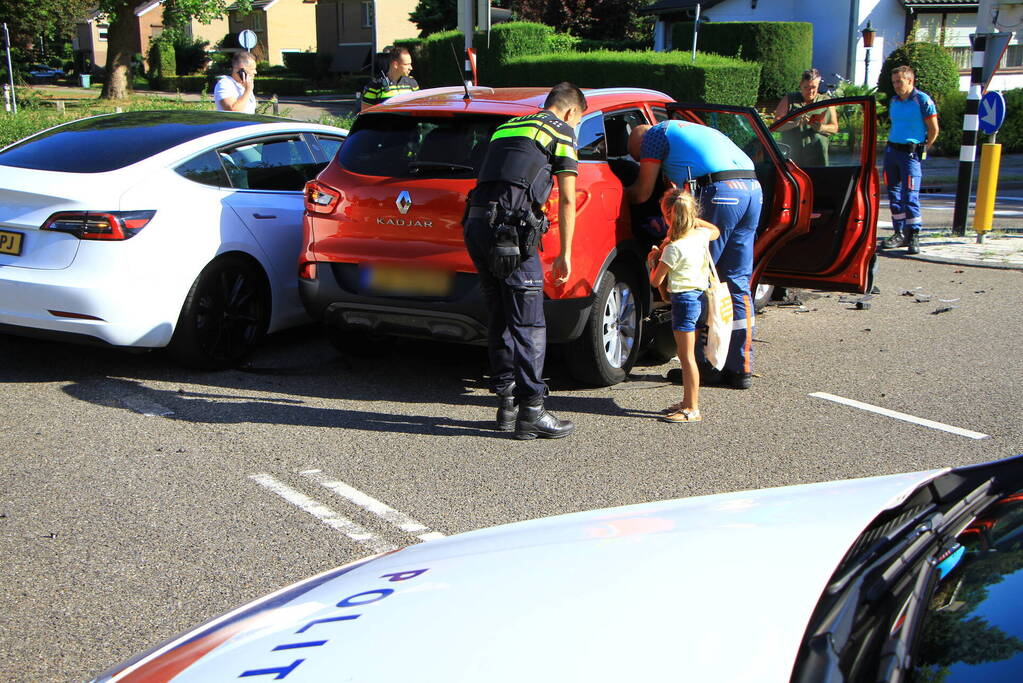 Flinke schade na botsing op kruispunt