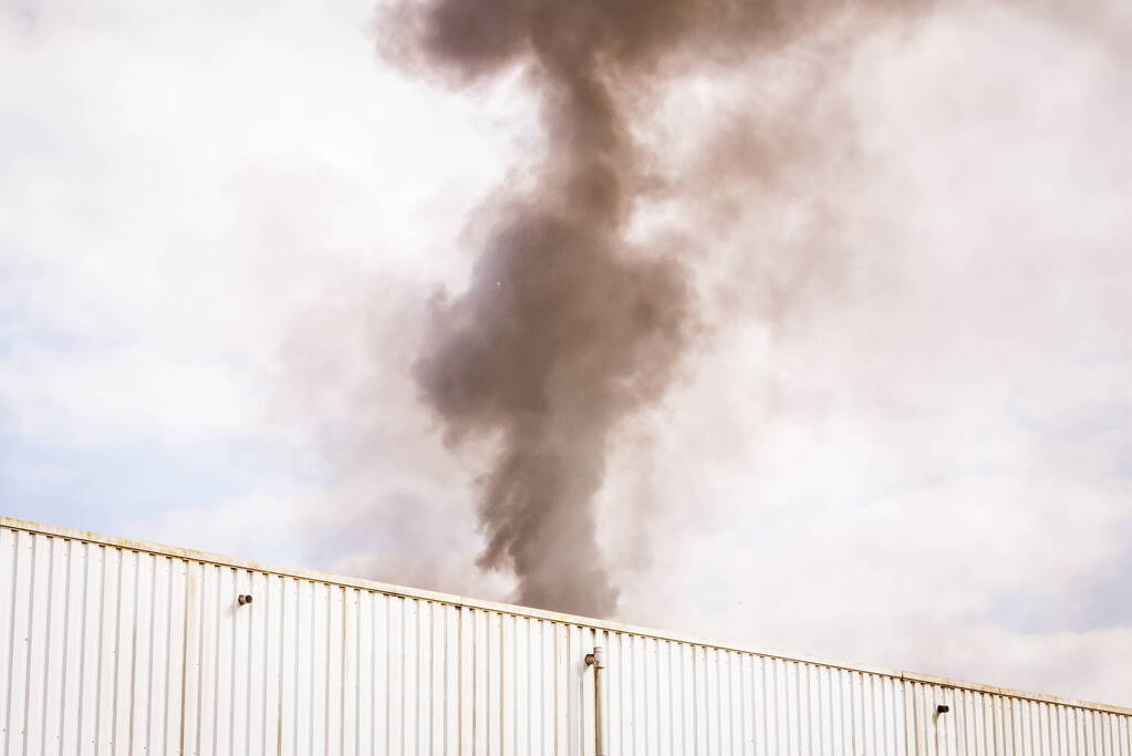 Grote brand bij olievatenbedrijf op industrieterrein