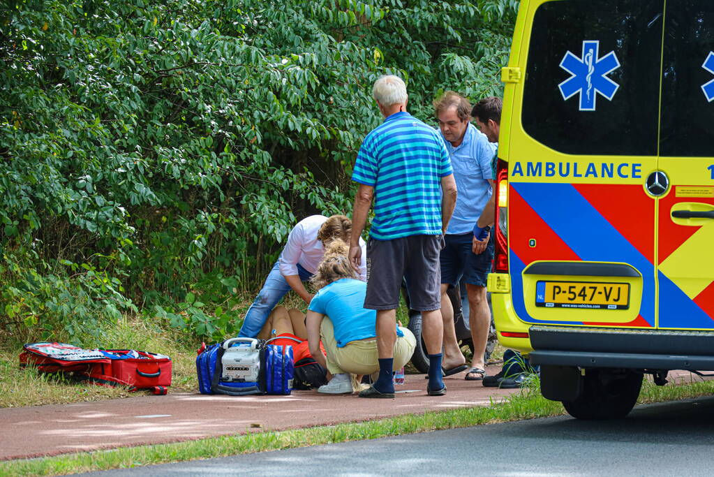 Scooterrijdster gewond na val op het fietspad