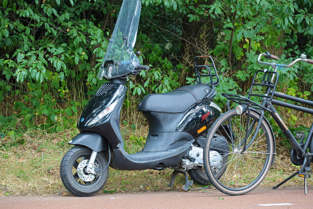 Scooterrijdster gewond na val op het fietspad