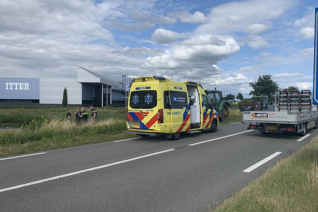 Auto slaat over de kop en belandt in water