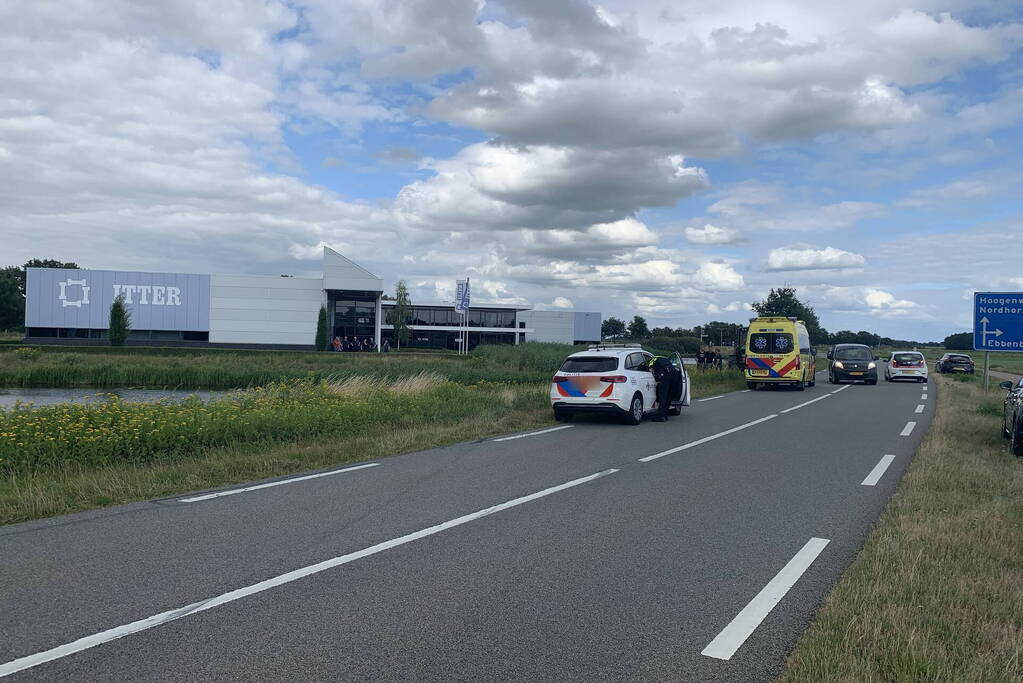 Auto slaat over de kop en belandt in water