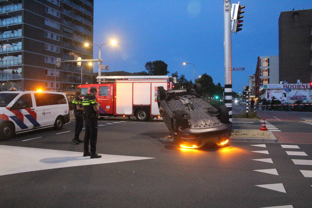 Auto belandt op zijn kop na ongeval