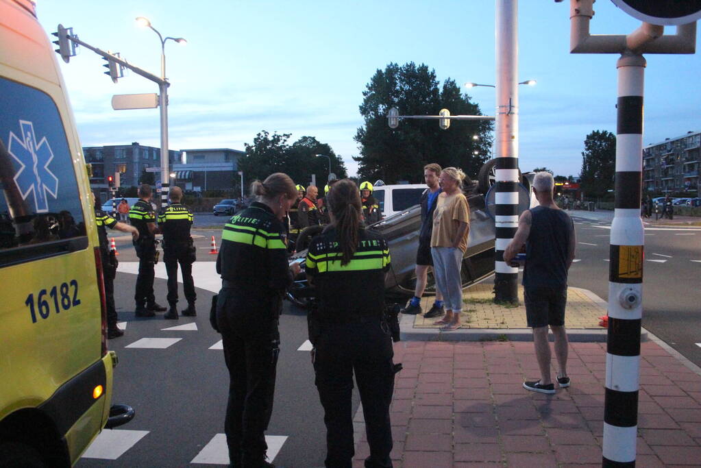 Auto belandt op zijn kop na ongeval