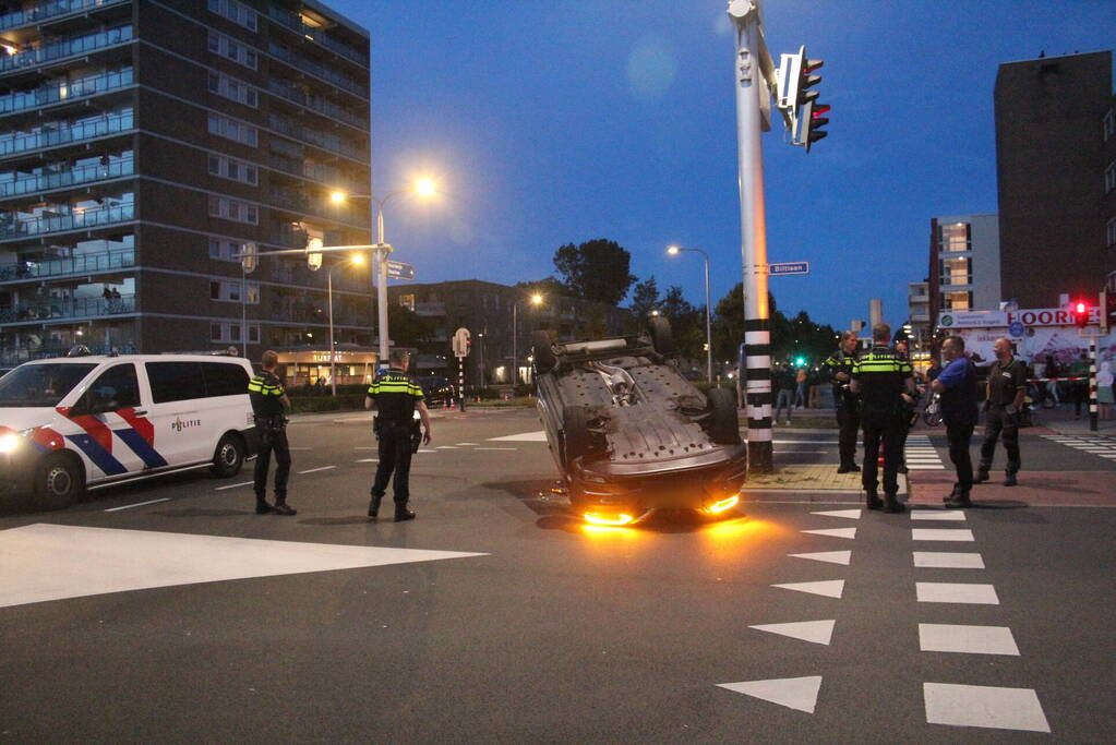 Auto belandt op zijn kop na ongeval