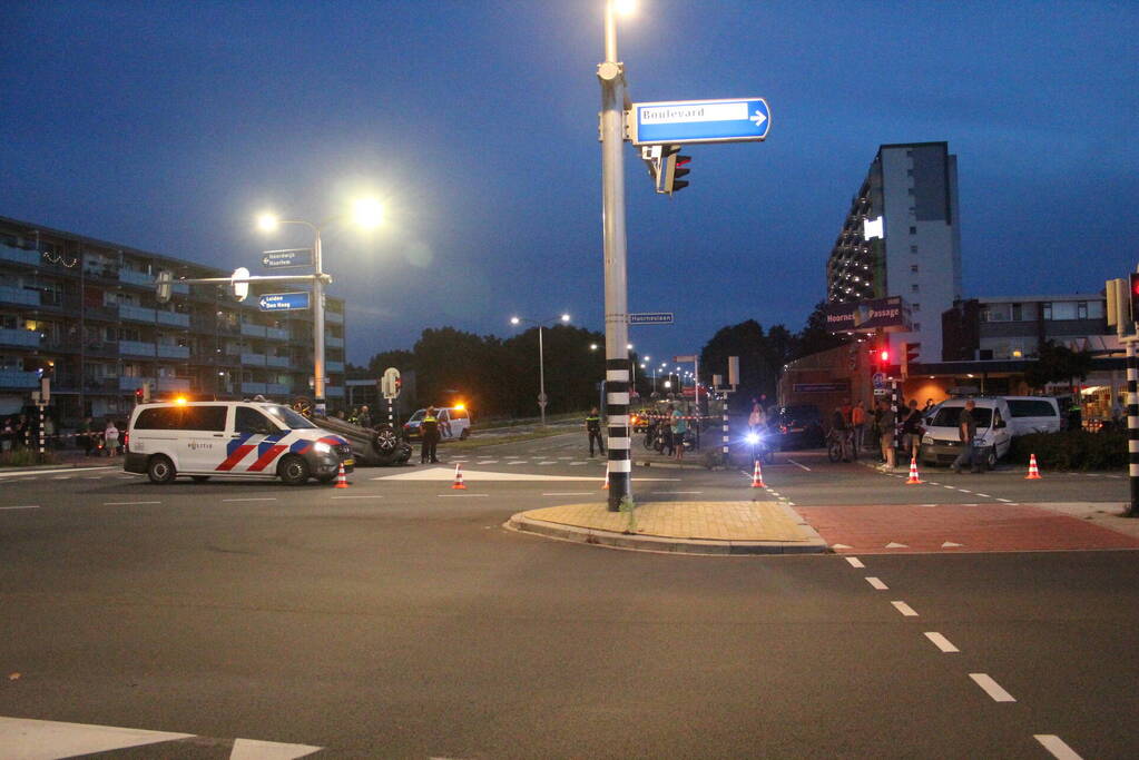 Auto belandt op zijn kop na ongeval