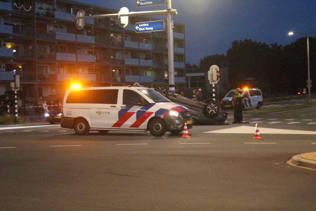 Auto belandt op zijn kop na ongeval