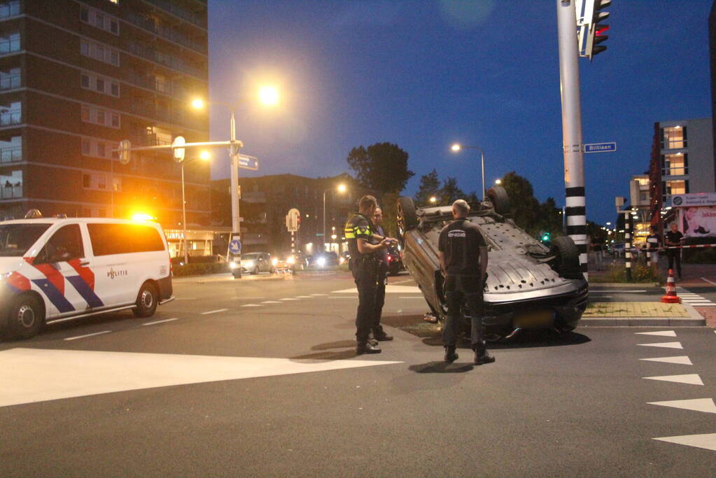 Auto belandt op zijn kop na ongeval