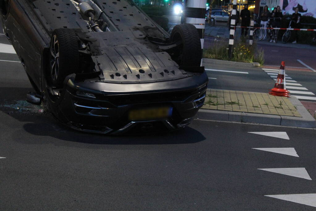 Auto belandt op zijn kop na ongeval