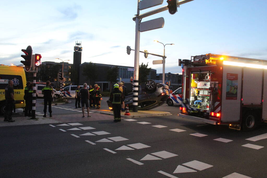 Auto belandt op zijn kop na ongeval