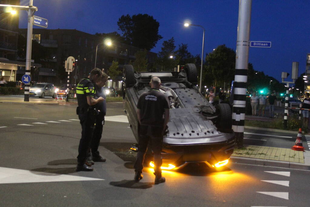 Auto belandt op zijn kop na ongeval