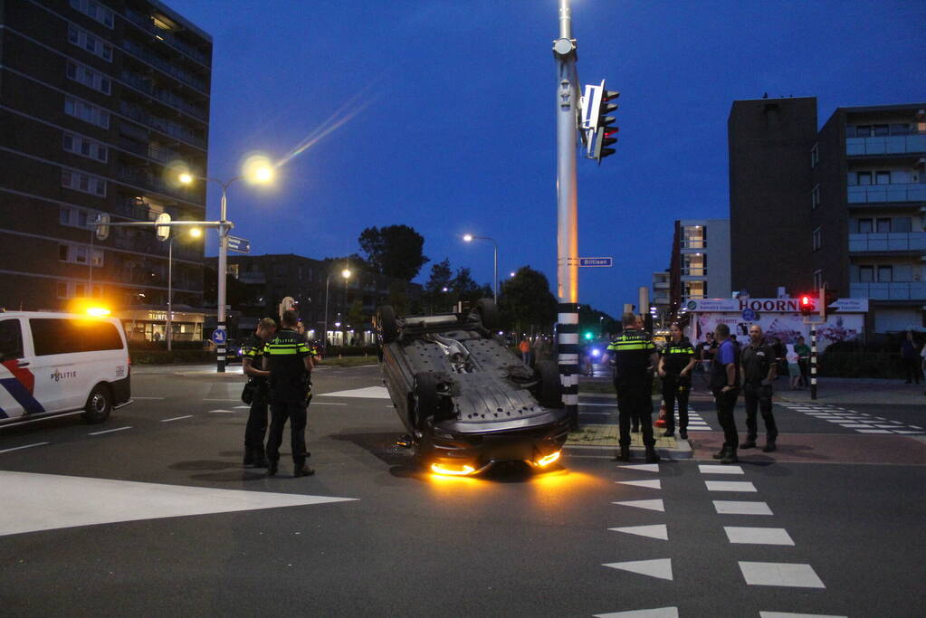 Auto belandt op zijn kop na ongeval