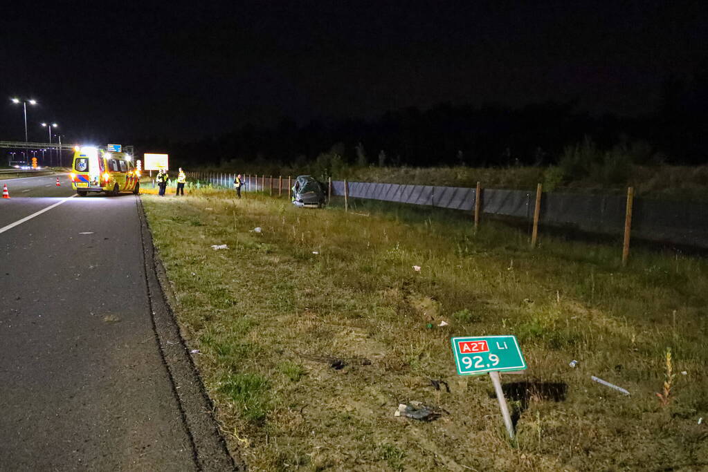 Auto slaat over de kop, bestuurder gewond naar ziekenhuis