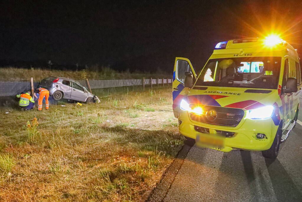 Auto slaat over de kop, bestuurder gewond naar ziekenhuis