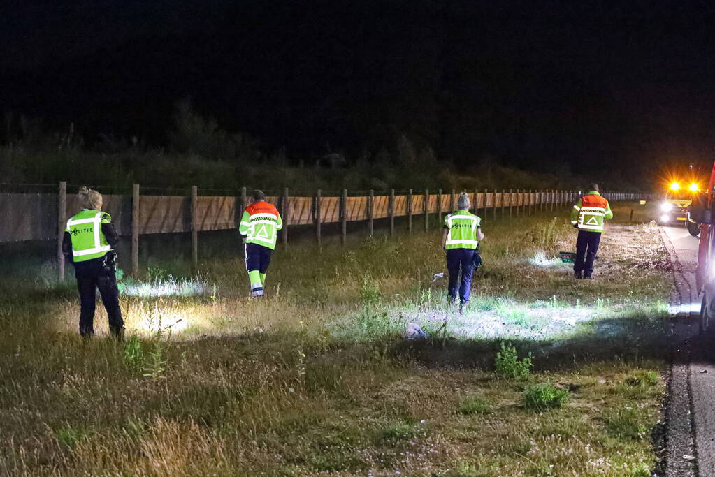 Auto slaat over de kop, bestuurder gewond naar ziekenhuis