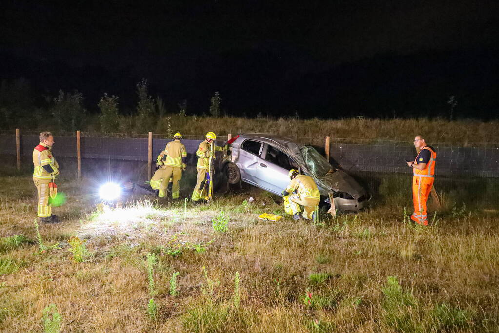 Auto slaat over de kop, bestuurder gewond naar ziekenhuis