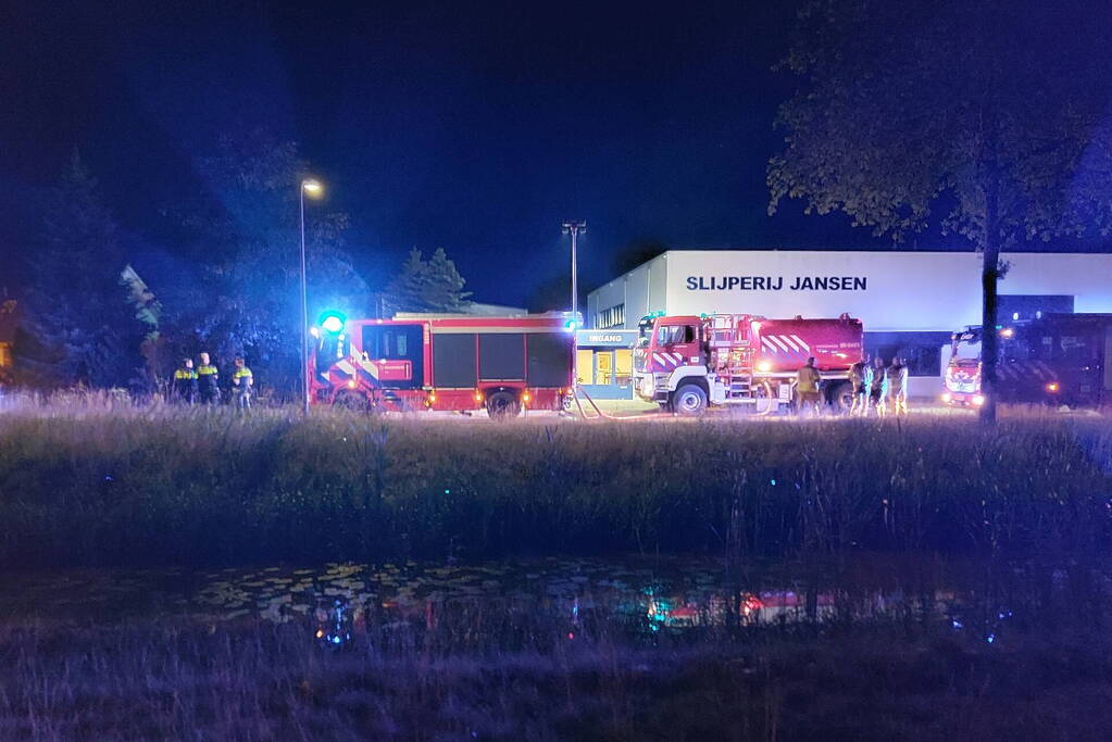 Afvalbak voor bedrijfspand vliegt in brand