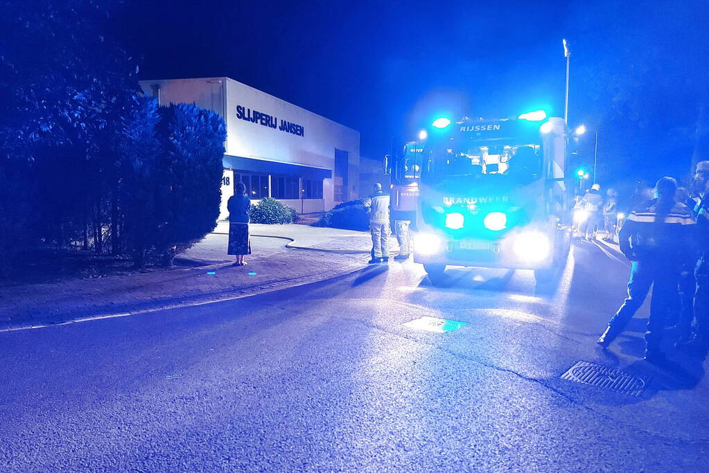 Afvalbak voor bedrijfspand vliegt in brand